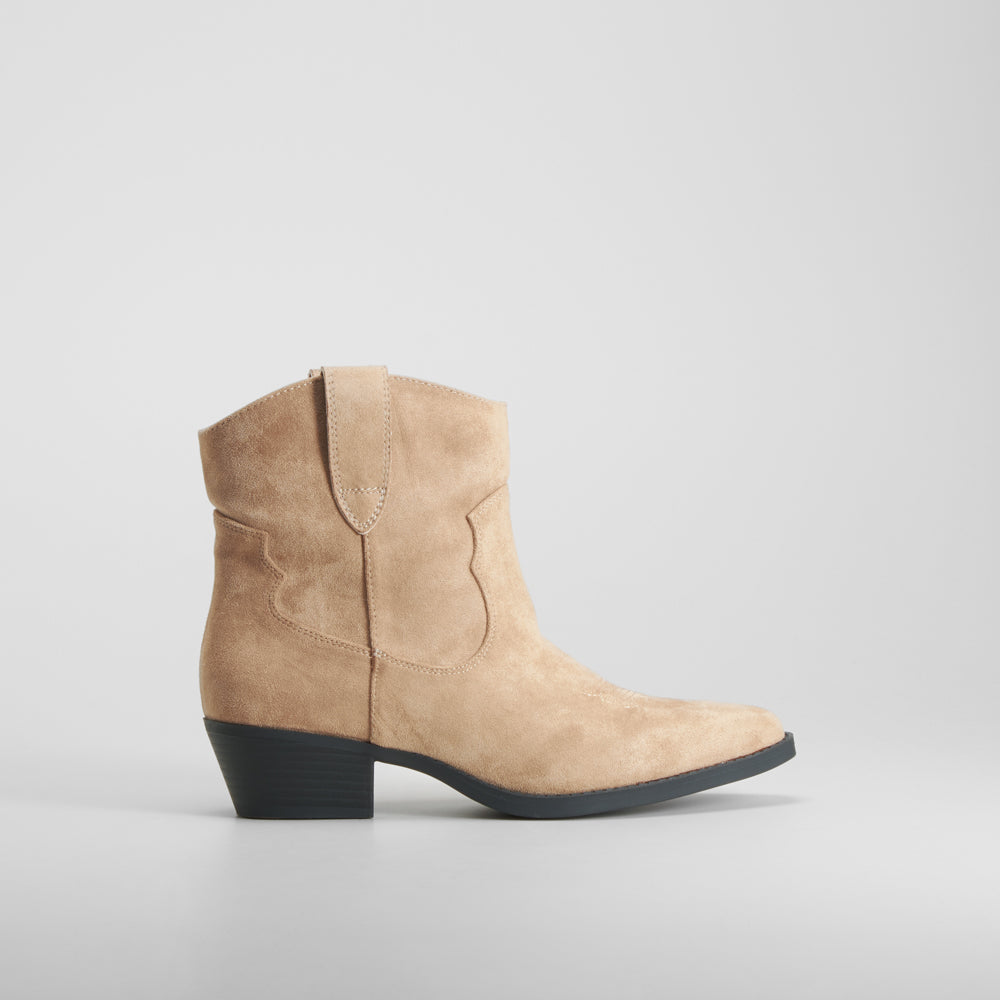 Botín tacón bajo campero beige NYC