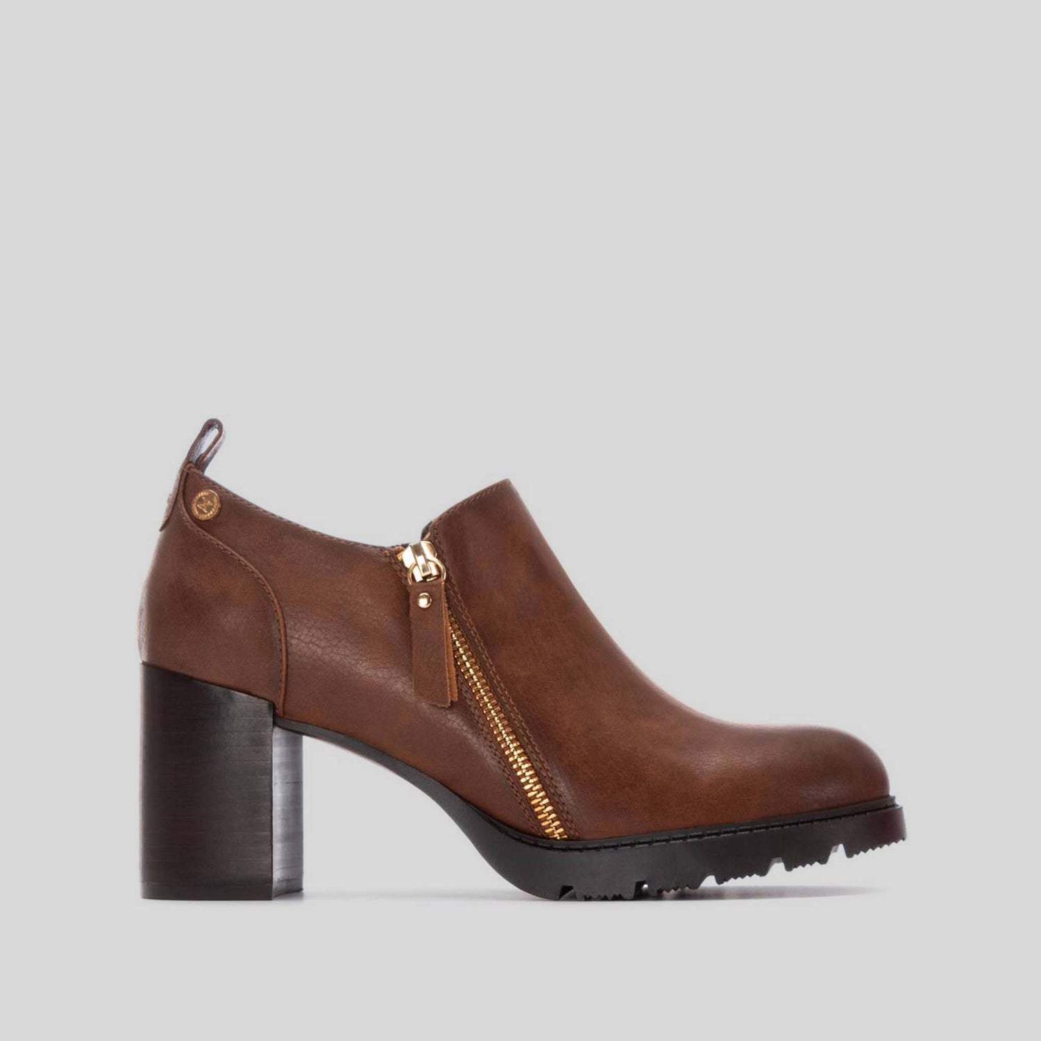 Zapato tacón alto cremallera marrón XTI