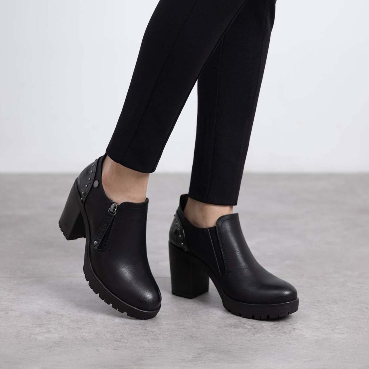 Zapato tacón alto tachas negro REFRESH