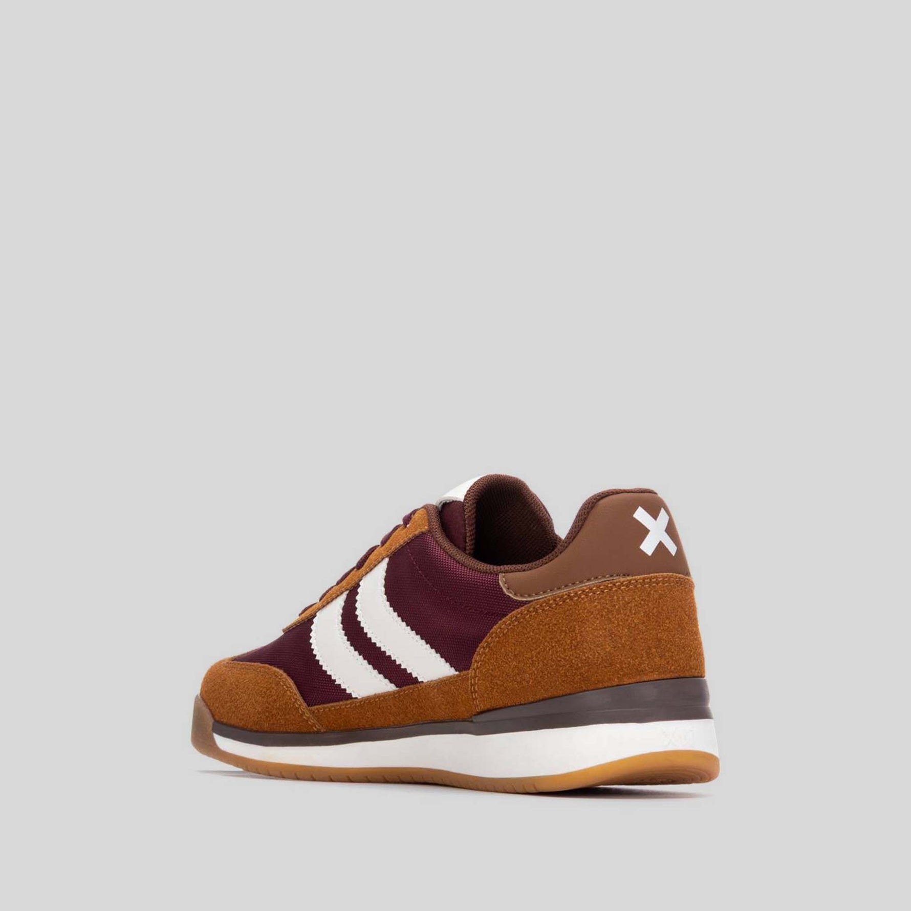 Zapatilla sneaker retro marrón XTI