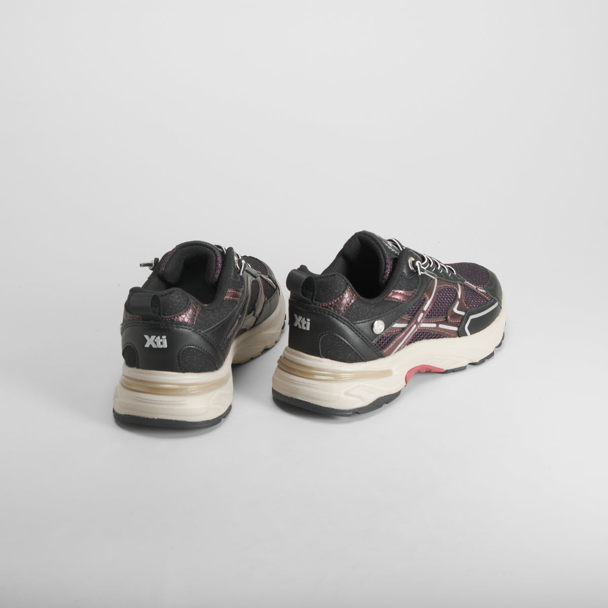 Zapatilla deportiva cordones negra XTI