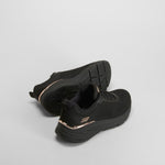 Zapatilla deportiva detalles negra SKECHERS
