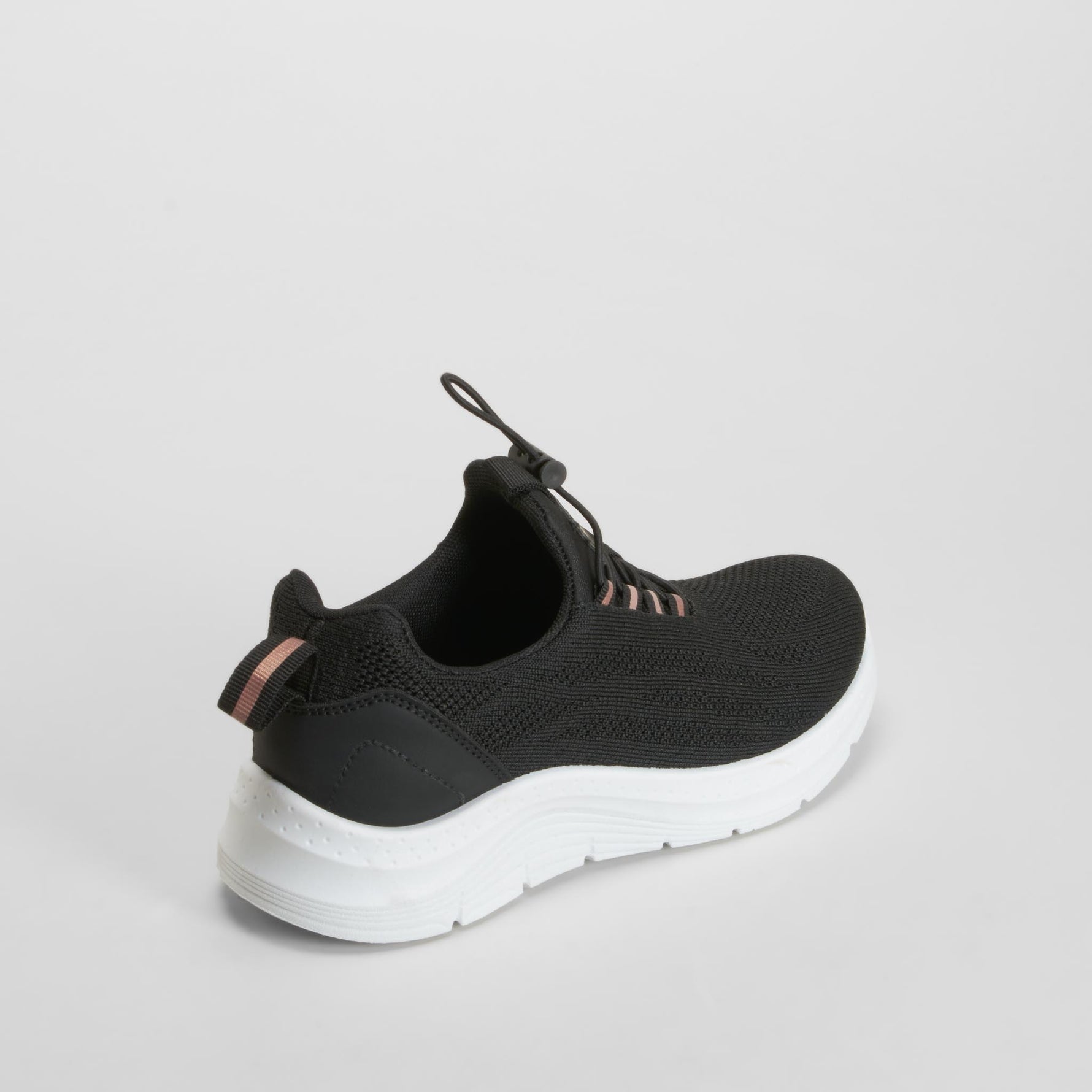 Zapatilla deportiva con elásticos negra UTWO