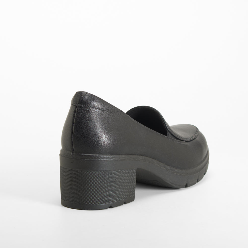 Zapato slip on de tacón bajo negro COMFEET