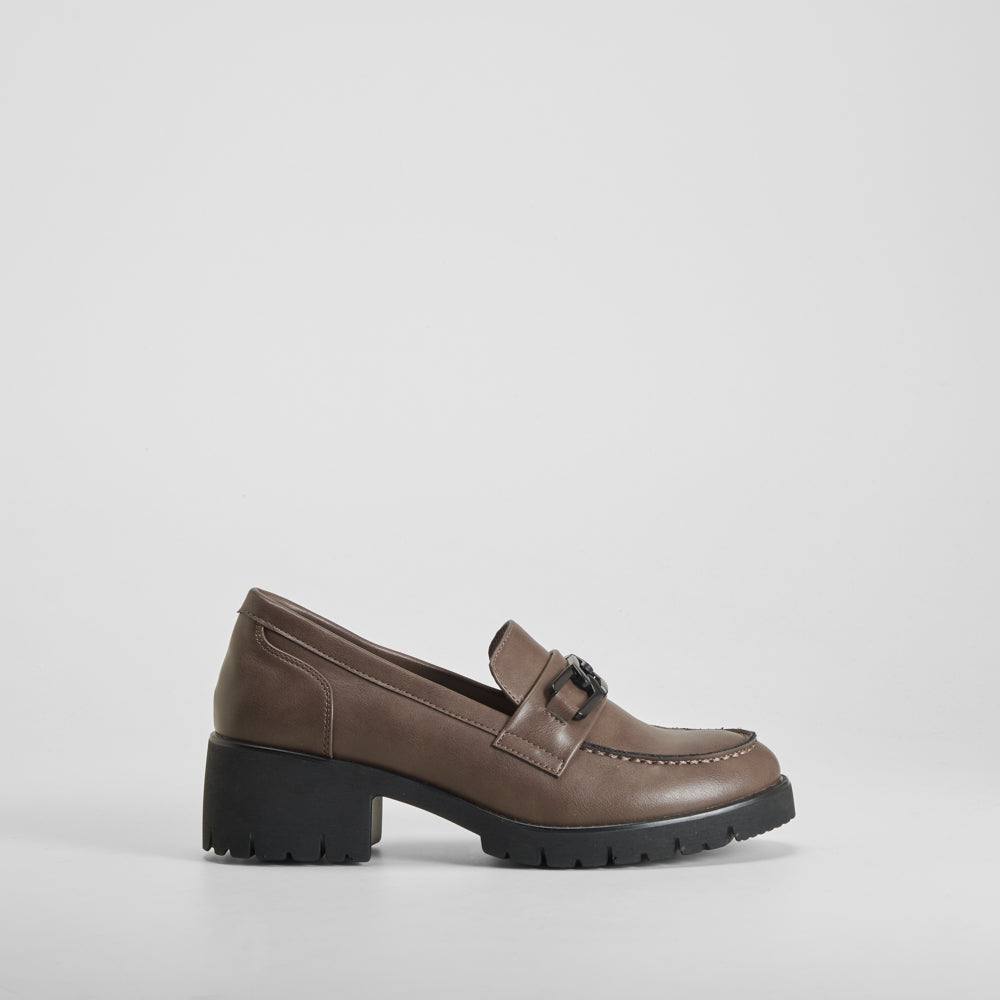 Mocasín tacón ancho marrón COMFEET