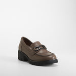 Mocasín tacón ancho marrón COMFEET