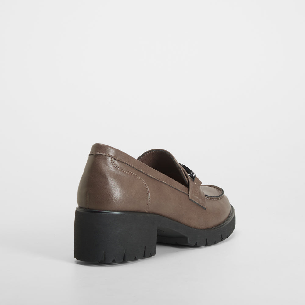 Mocasín tacón ancho marrón COMFEET