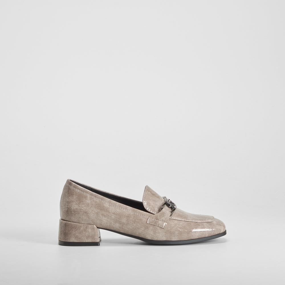 Mocasín tacón bajo metalizado beige COMFEET