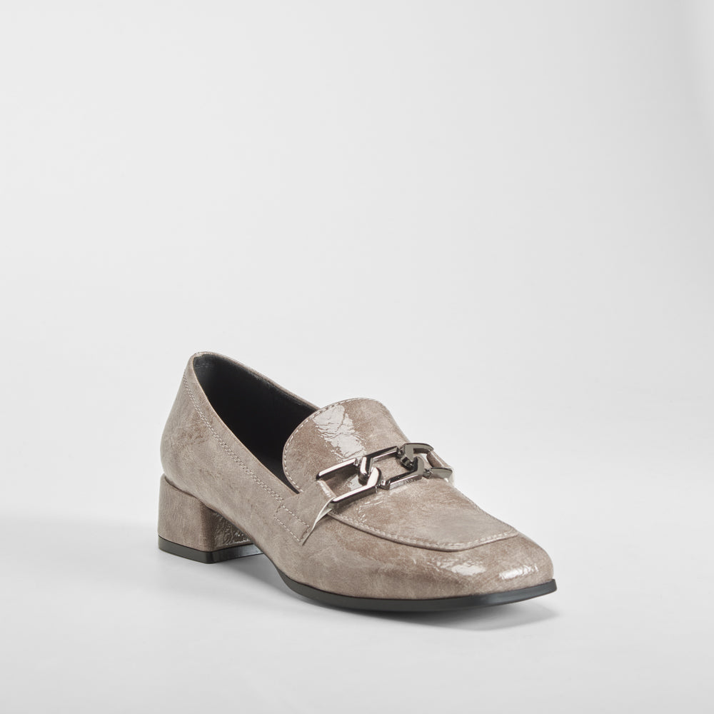 Mocasín tacón bajo metalizado beige COMFEET