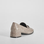 Mocasín tacón bajo metalizado beige COMFEET
