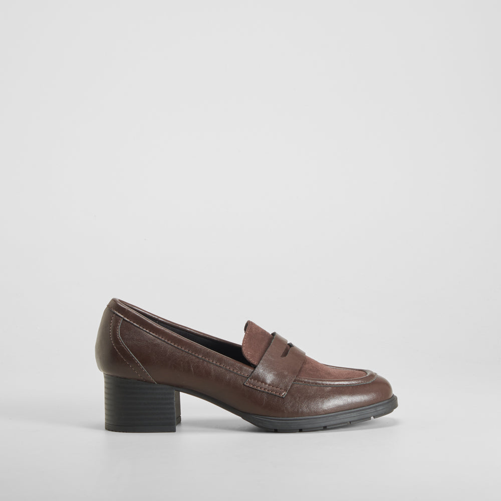 Mocasín tacón marrón oscuro COMFEET