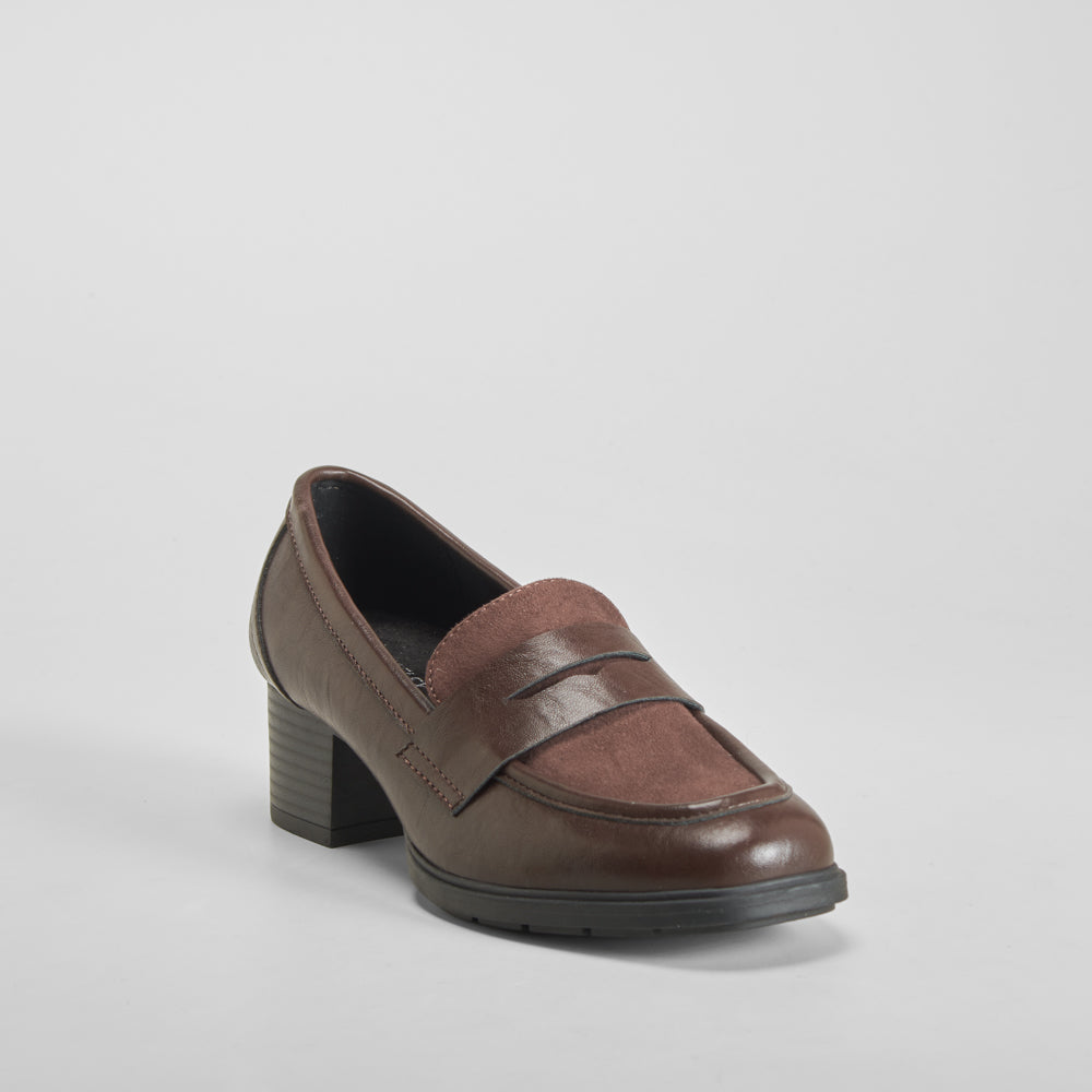 Mocasín tacón marrón oscuro COMFEET