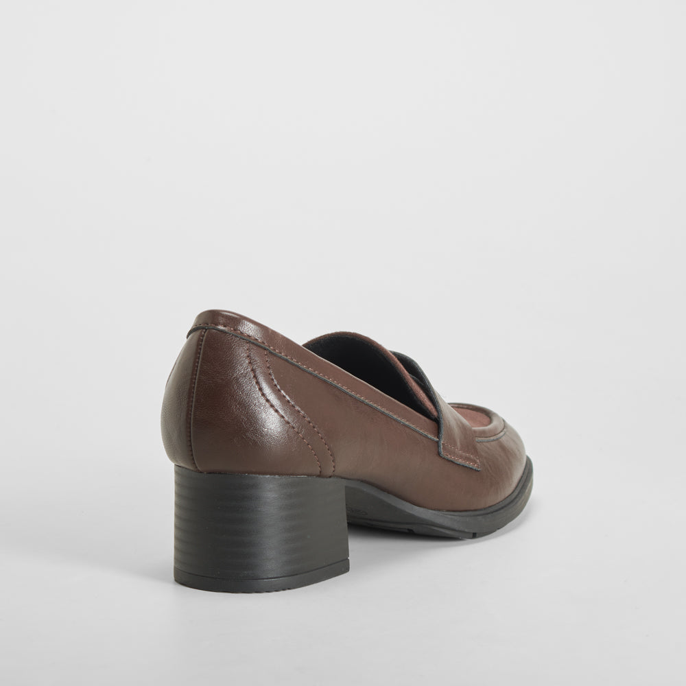Mocasín tacón marrón oscuro COMFEET