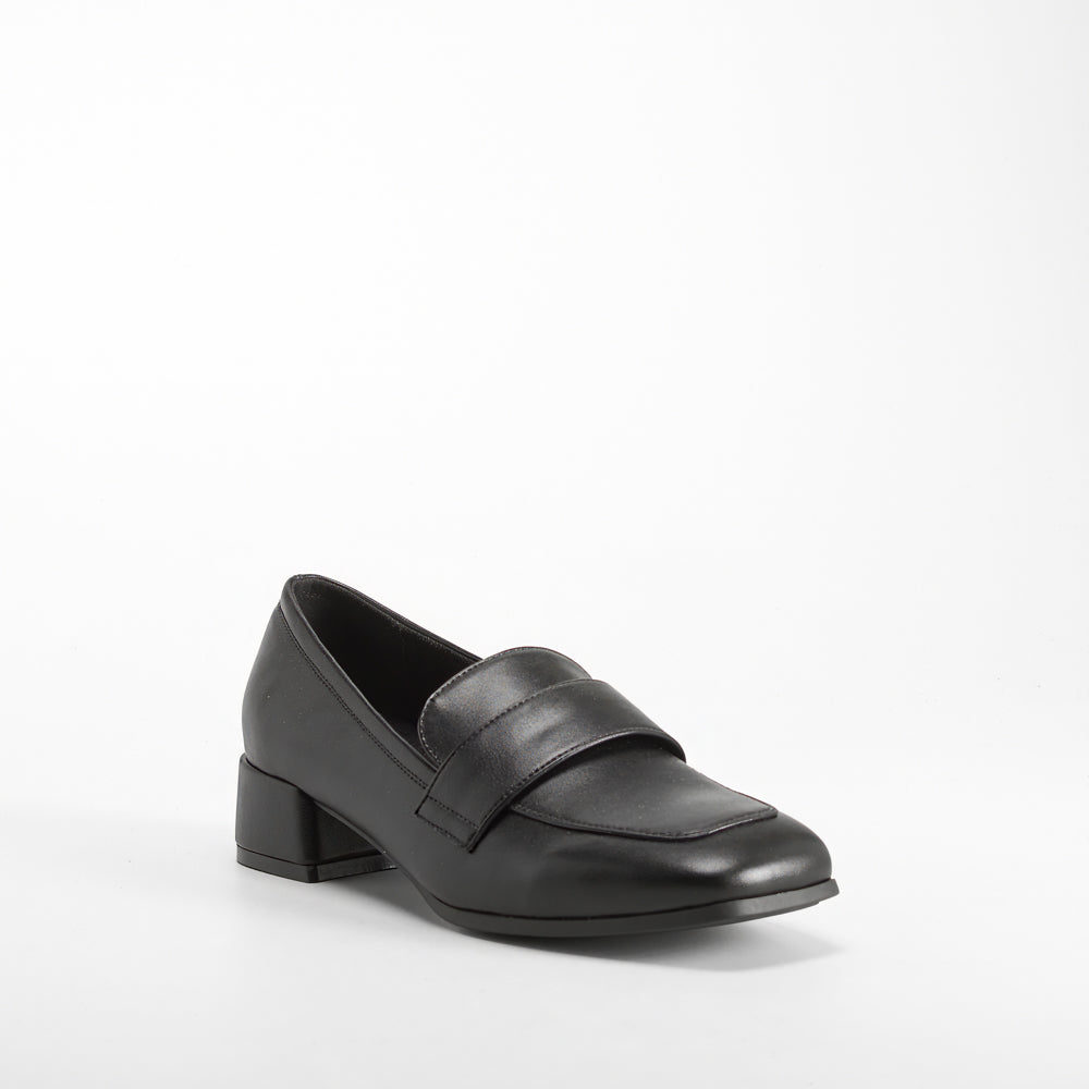 Mocasín tacón bajo forrado negro COMFEET