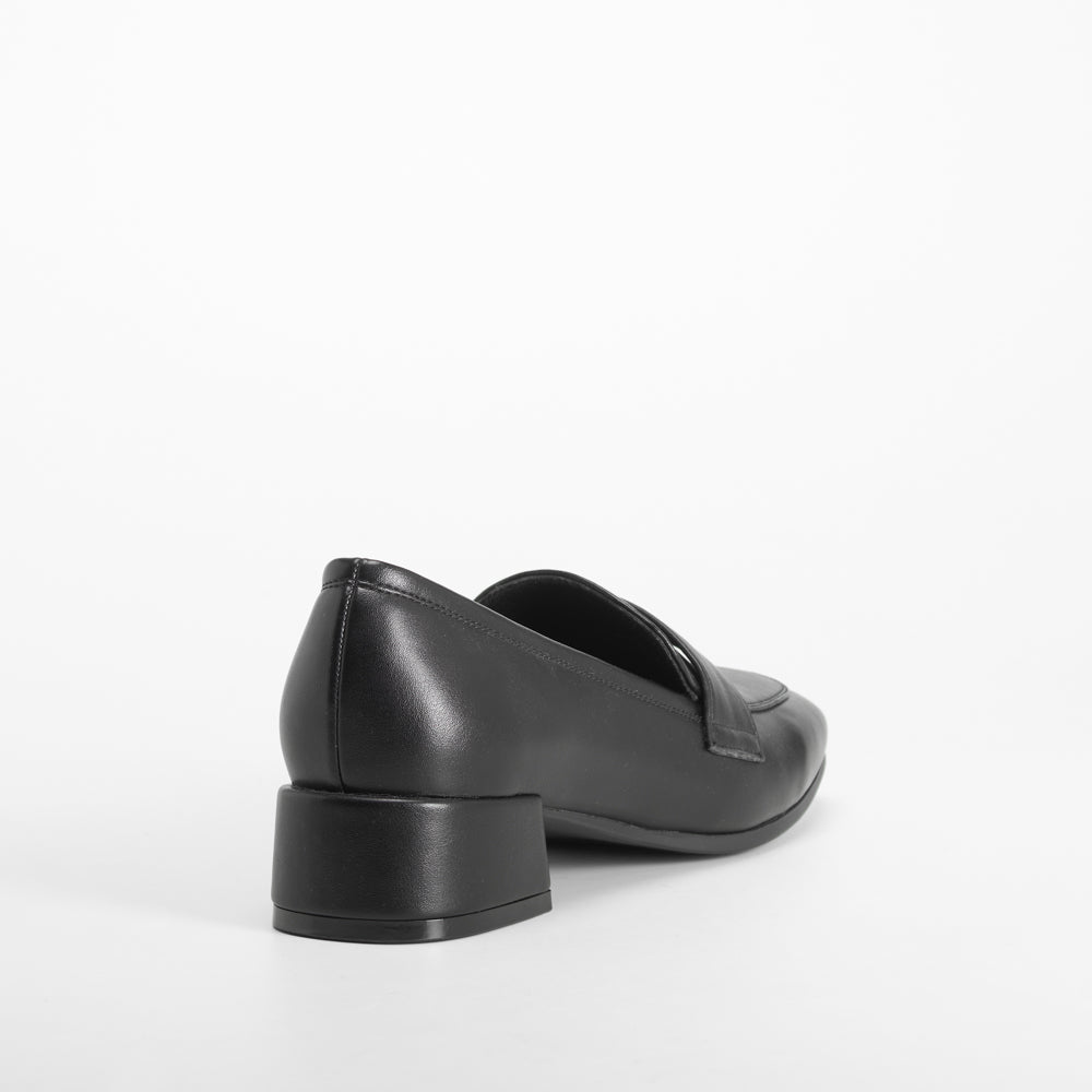 Mocasín tacón bajo forrado negro COMFEET