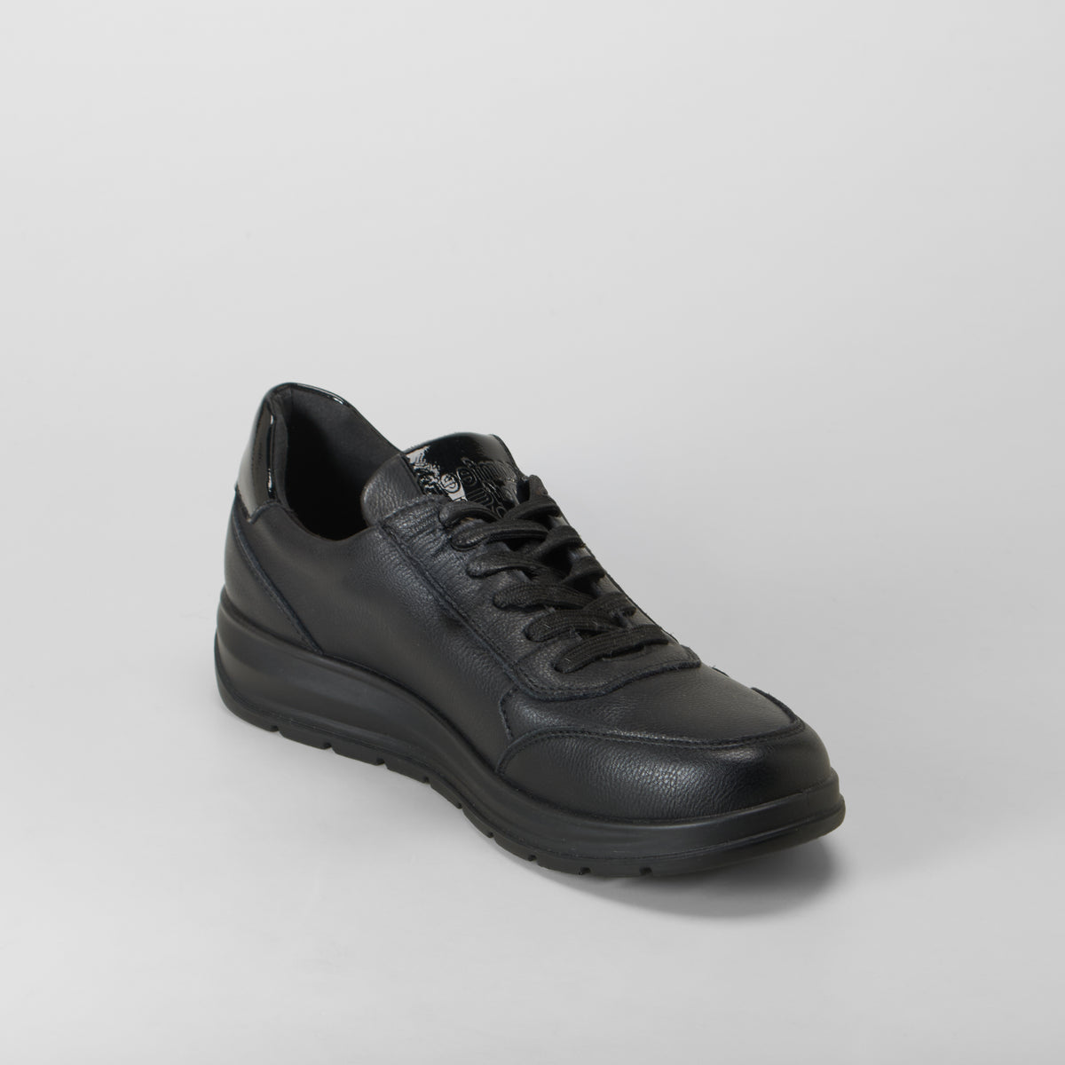 Zapato plano cordones piel negra COMFEET