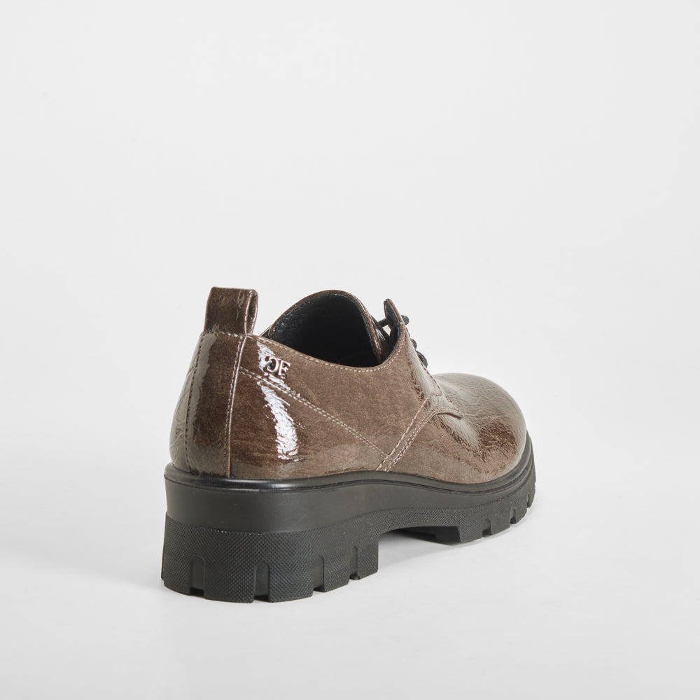 Zapato blucher charol marrón COMFEET