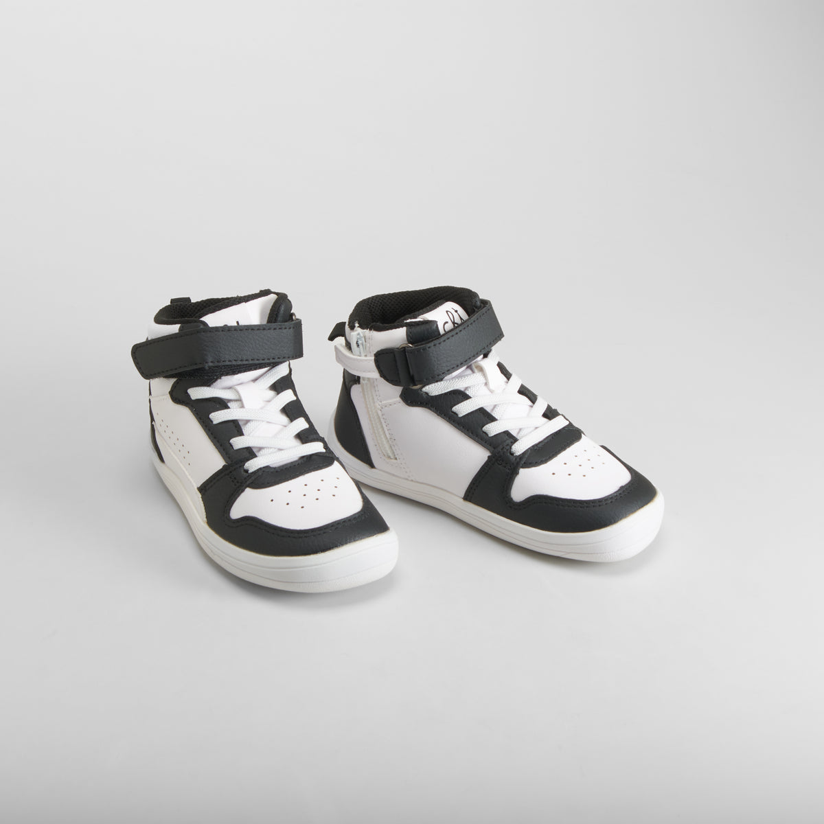 Zapatilla alta barefoot blanca y negra COMFEET
