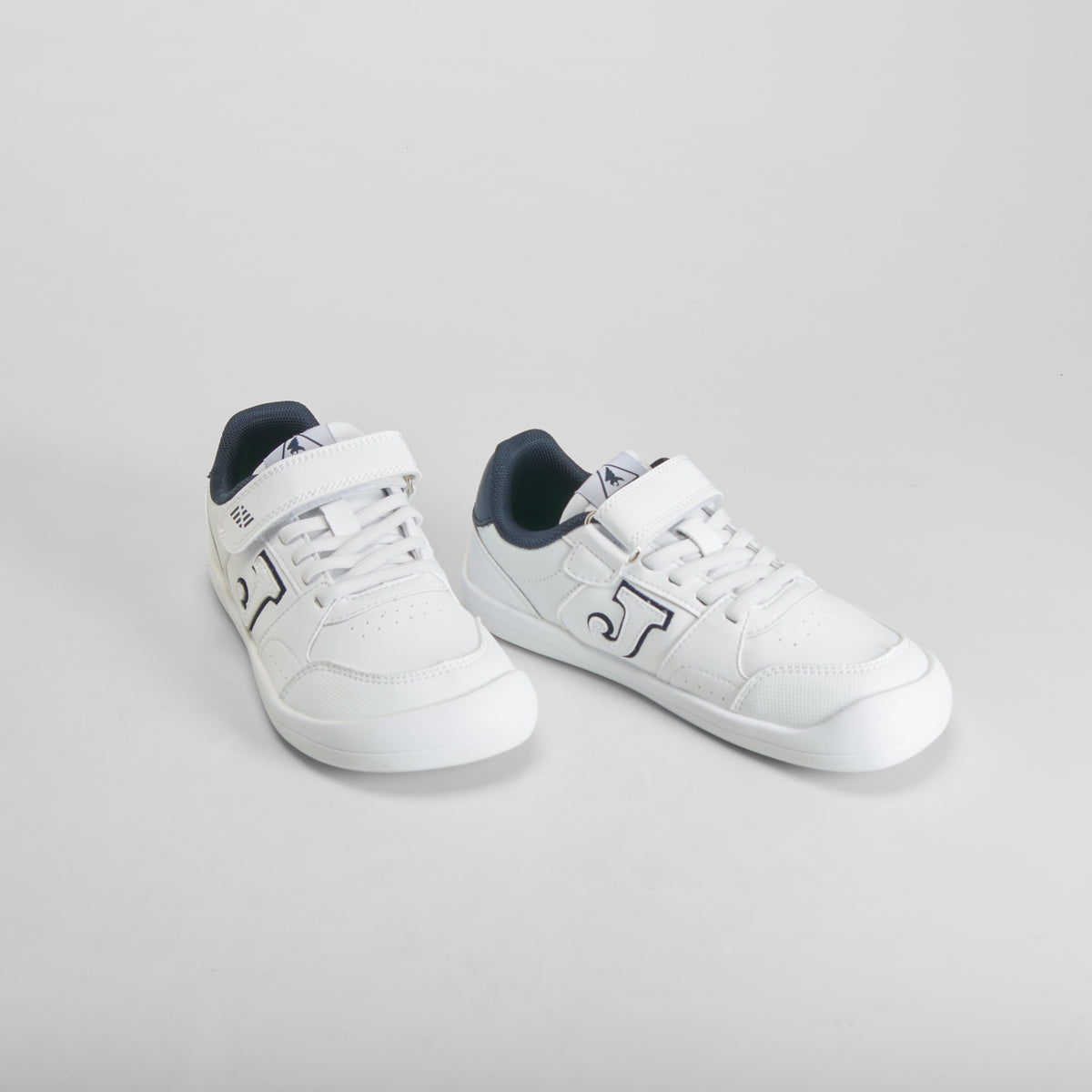 Zapatilla Academy JR barefoot 2603 blanca JOMA