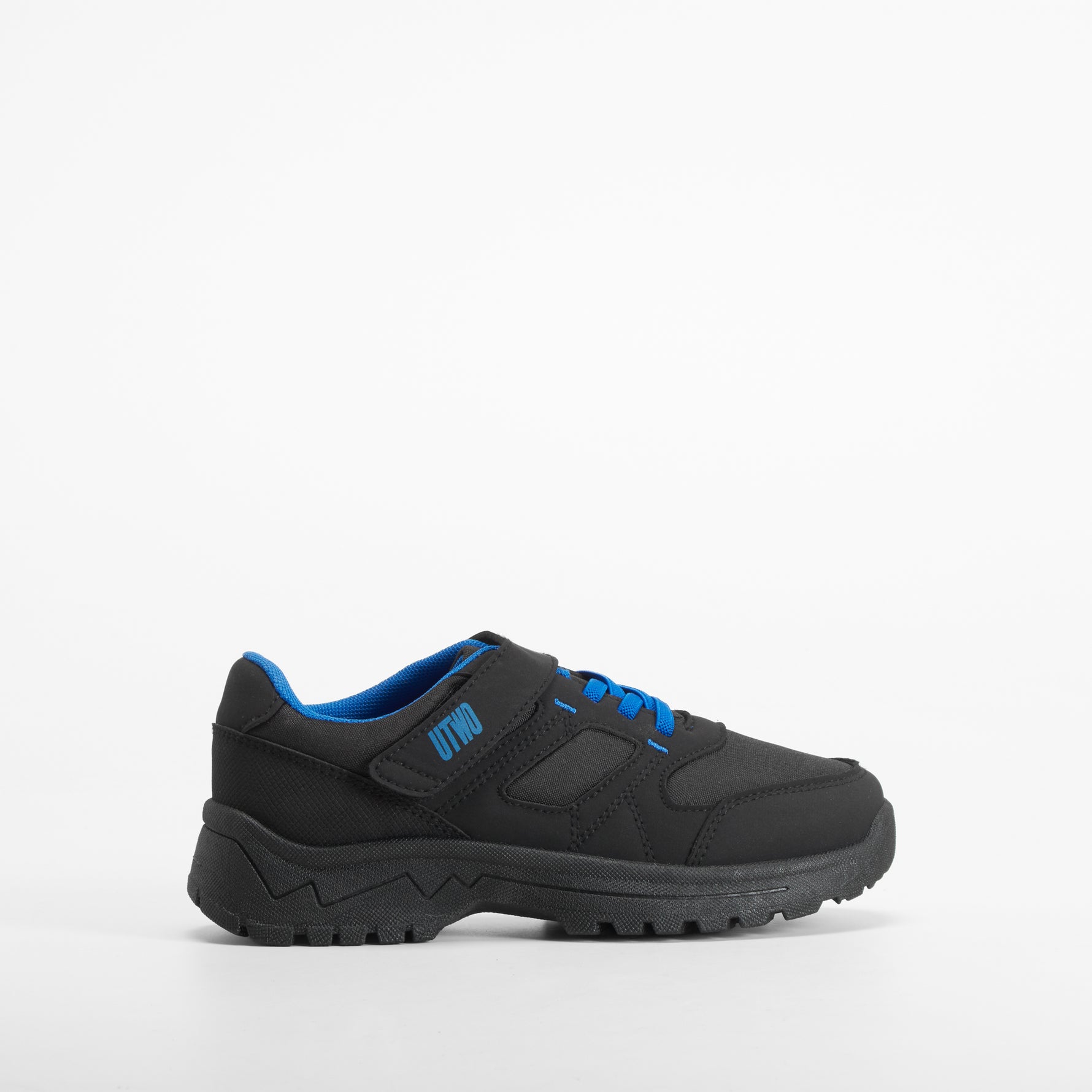 Zapatilla deportiva trekking negro y azul UTWO