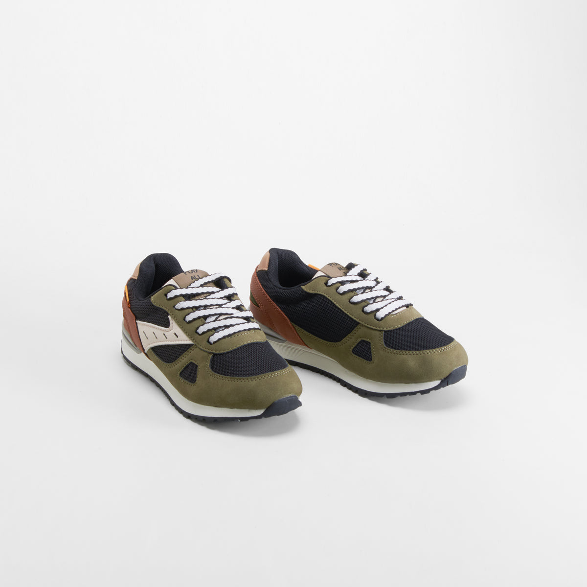 Zapatilla retrorunning negra SEVEN FIVE