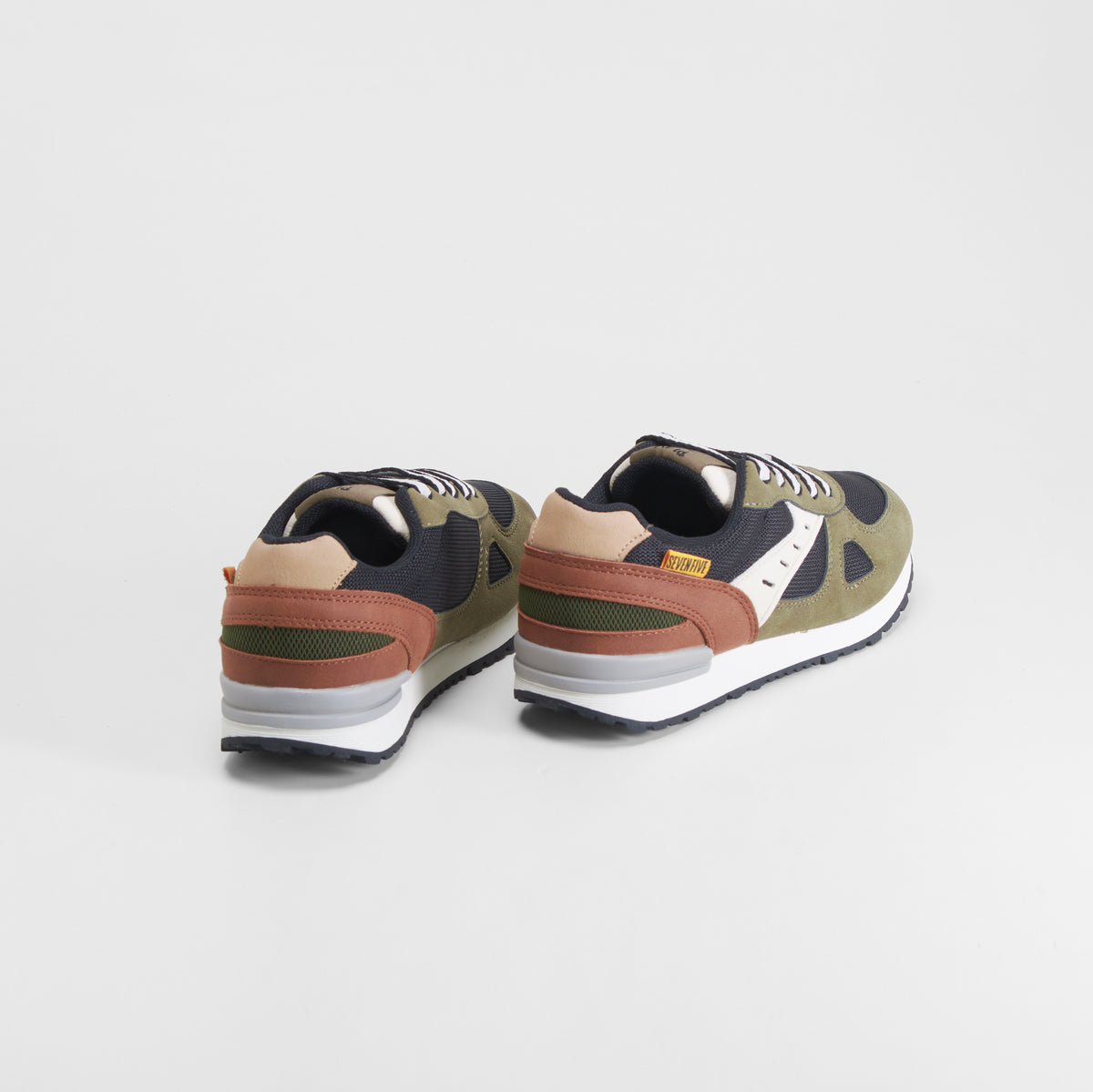 Zapatilla retrorunning negra SEVEN FIVE