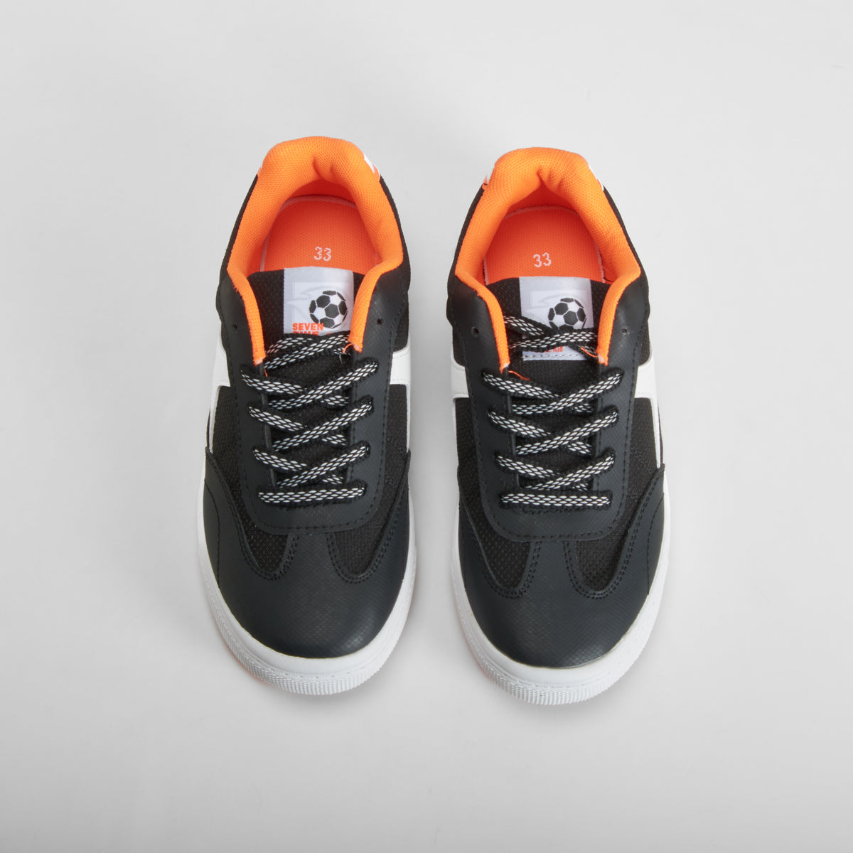 Zapatilla casual negra y naranja SEVEN FIVE