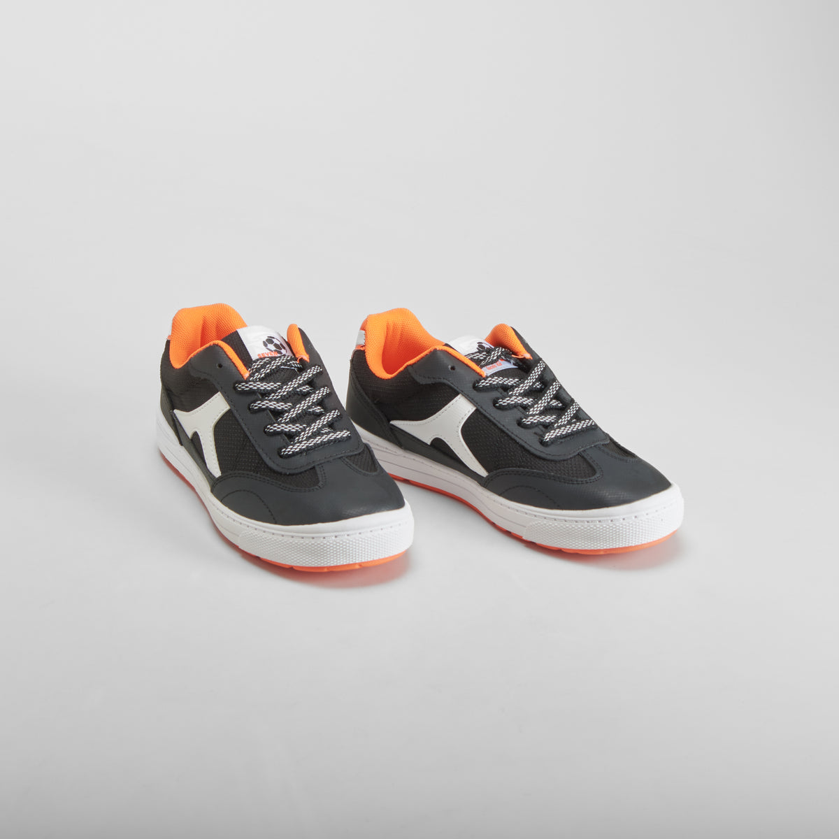 Zapatilla casual negra y naranja SEVEN FIVE