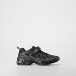 Zapatilla deportiva negra moderna UTWO