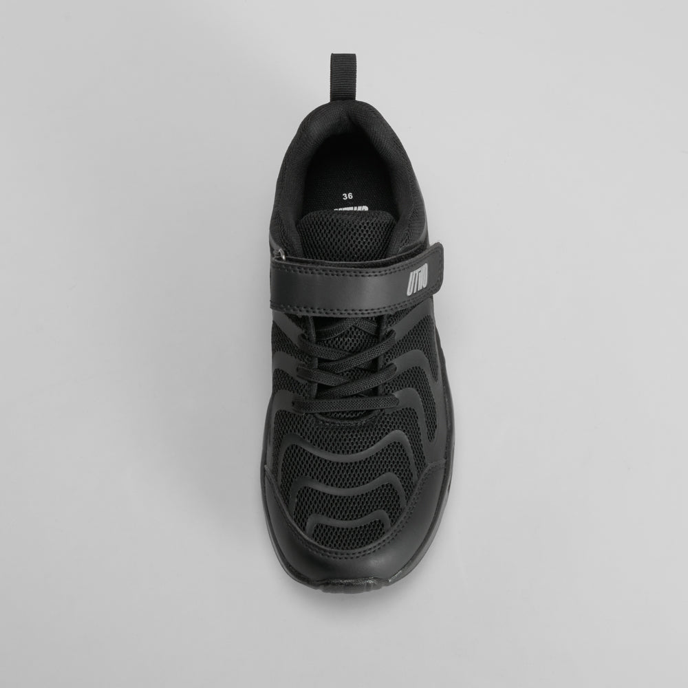 Zapatilla deportiva negra moderna UTWO