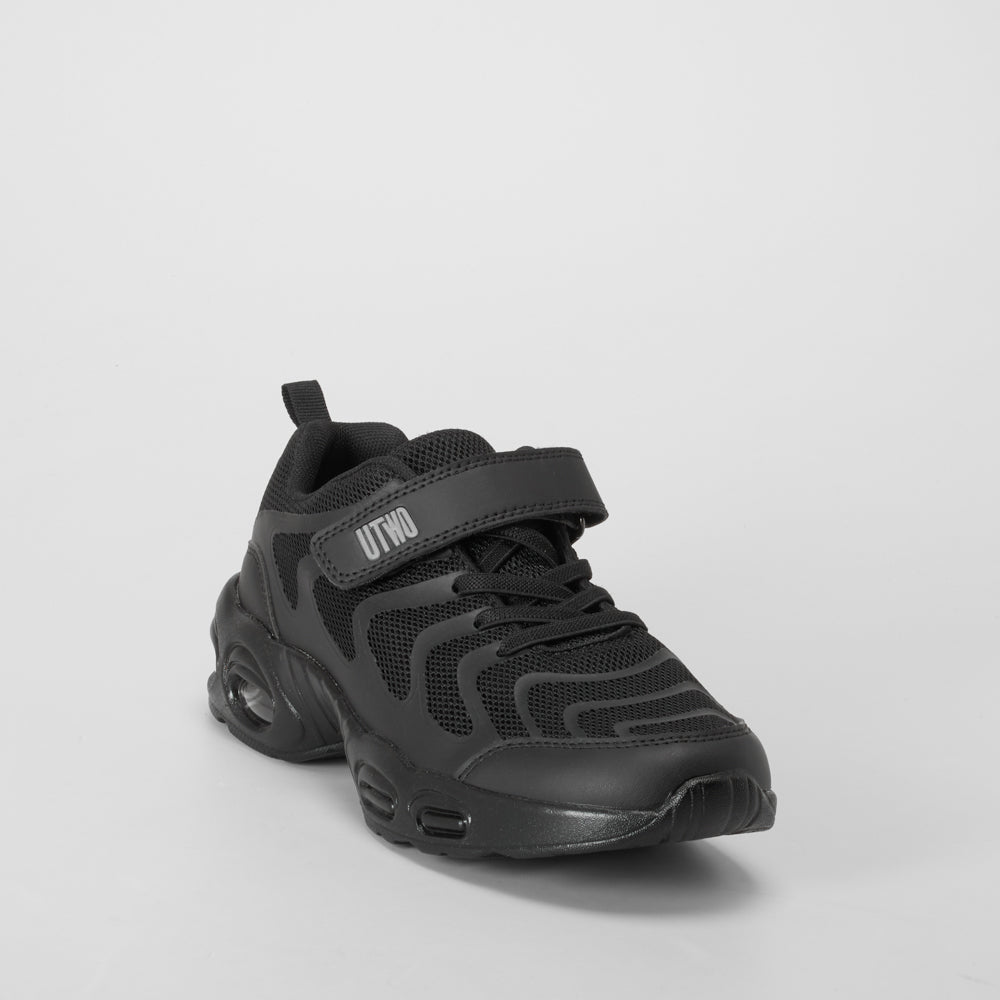 Zapatilla deportiva negra moderna UTWO