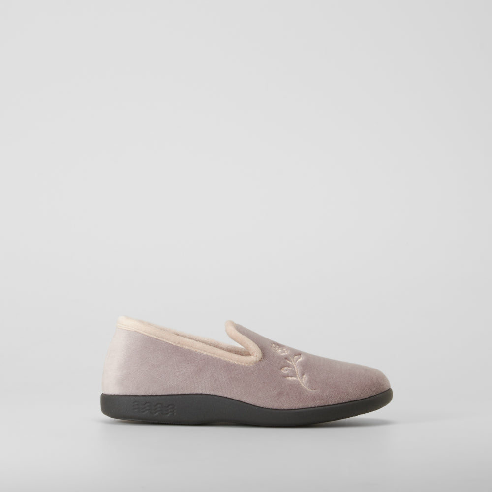 Zapatilla de casa cerrada bordado gris COMFEET