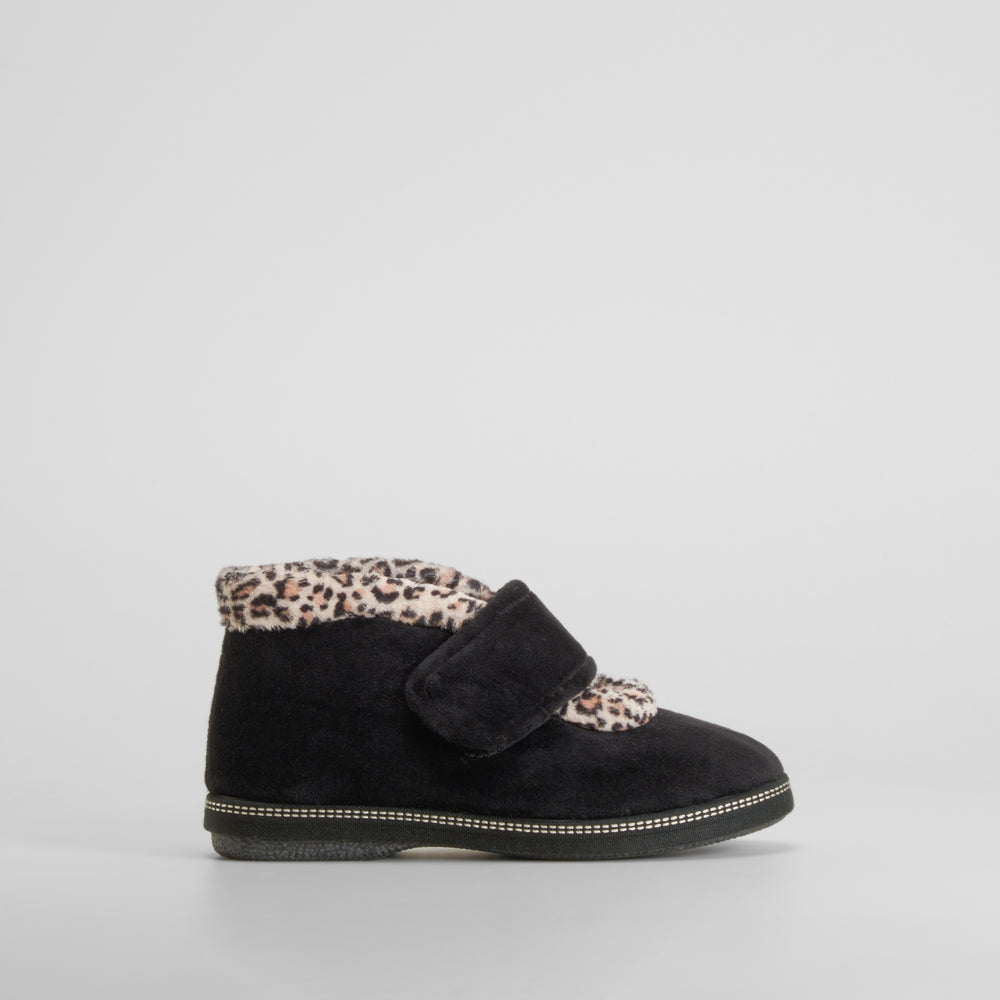 Zapatilla de casa acolchada leopardo negra COMFEET