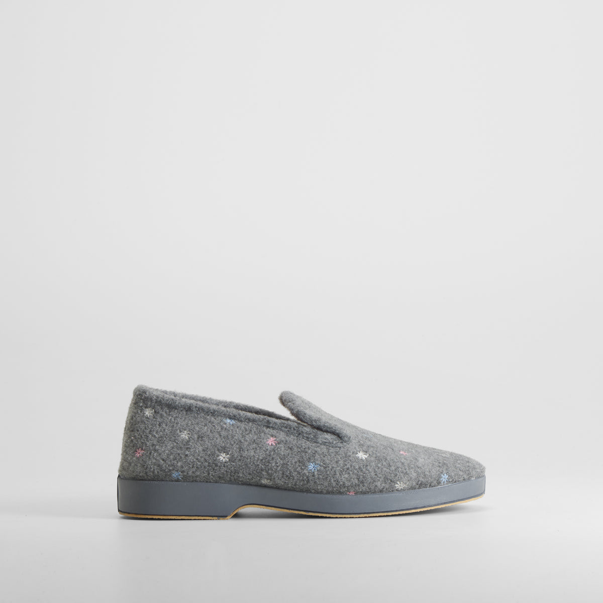 Zapatilla de casa cerrada estrellas gris OLYNE