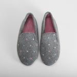 Zapatilla de casa cerrada estrellas gris OLYNE