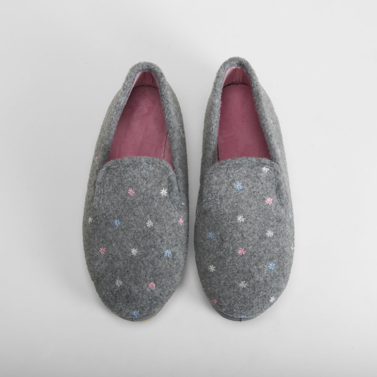 Zapatilla de casa cerrada estrellas gris OLYNE