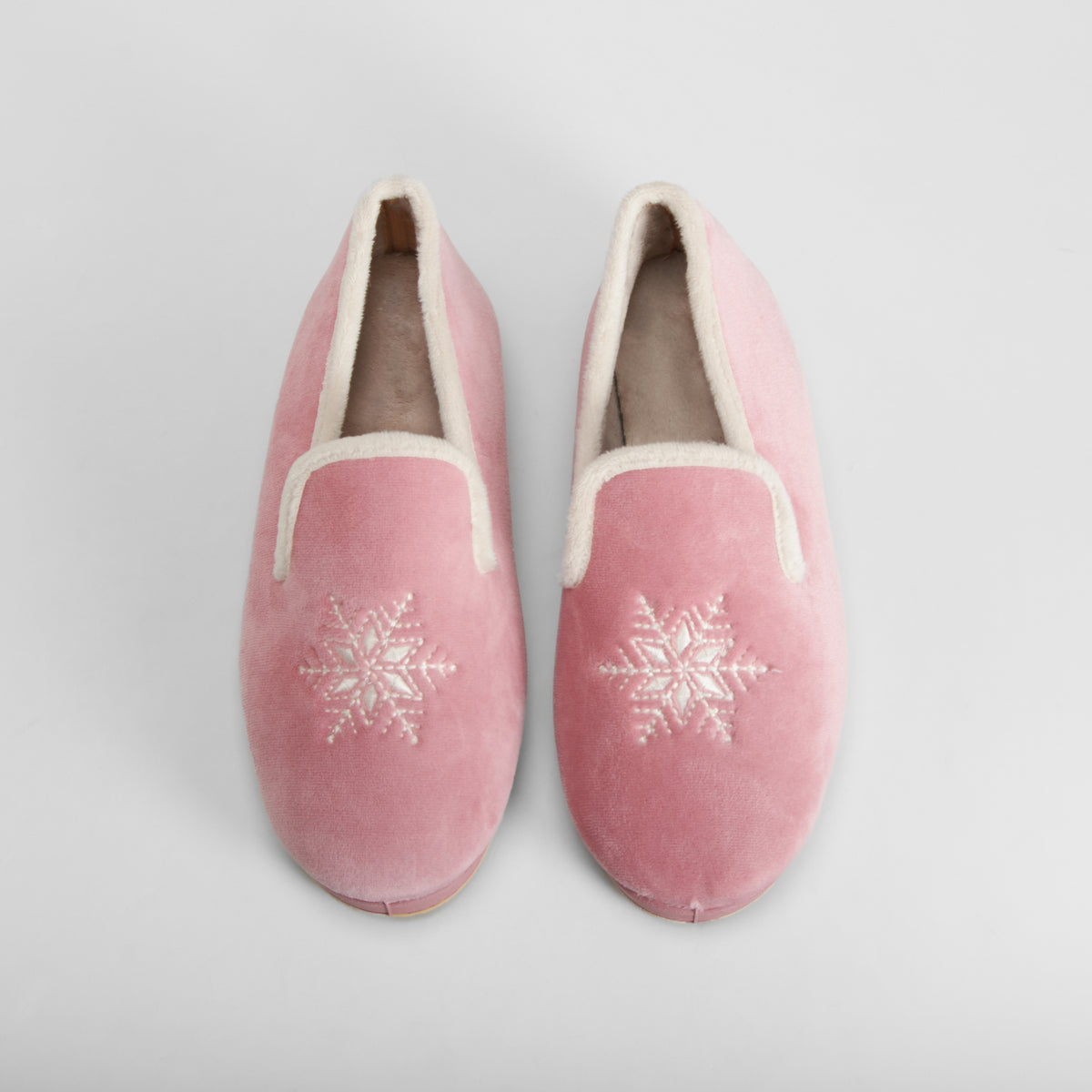Zapatilla casa cerrada estrella bordada rosa OLYNE