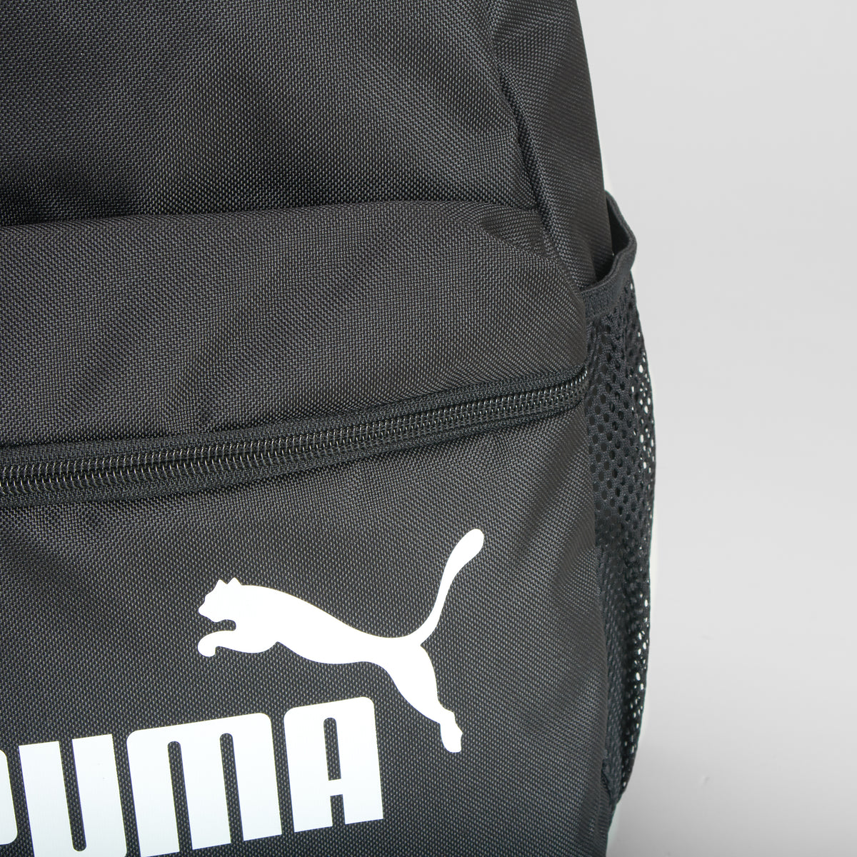 Mochila logo blanco color negro PUMA