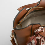Bolso bandolera con pañuelo marrón PICCOLA PIU