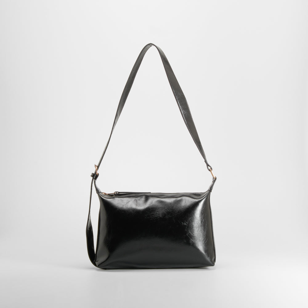 Bolso bandolera acabado brillo negro PICCOLA PIU