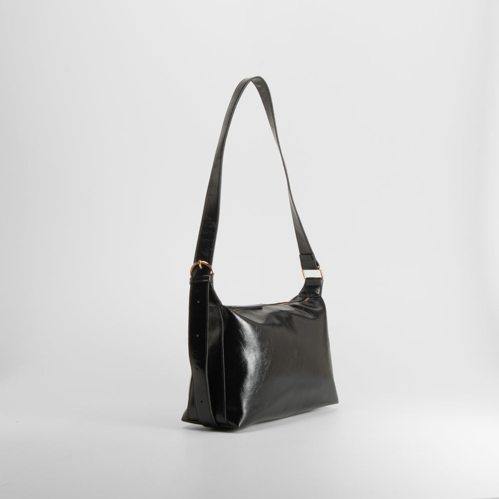 Bolso bandolera acabado brillo negro PICCOLA PIU