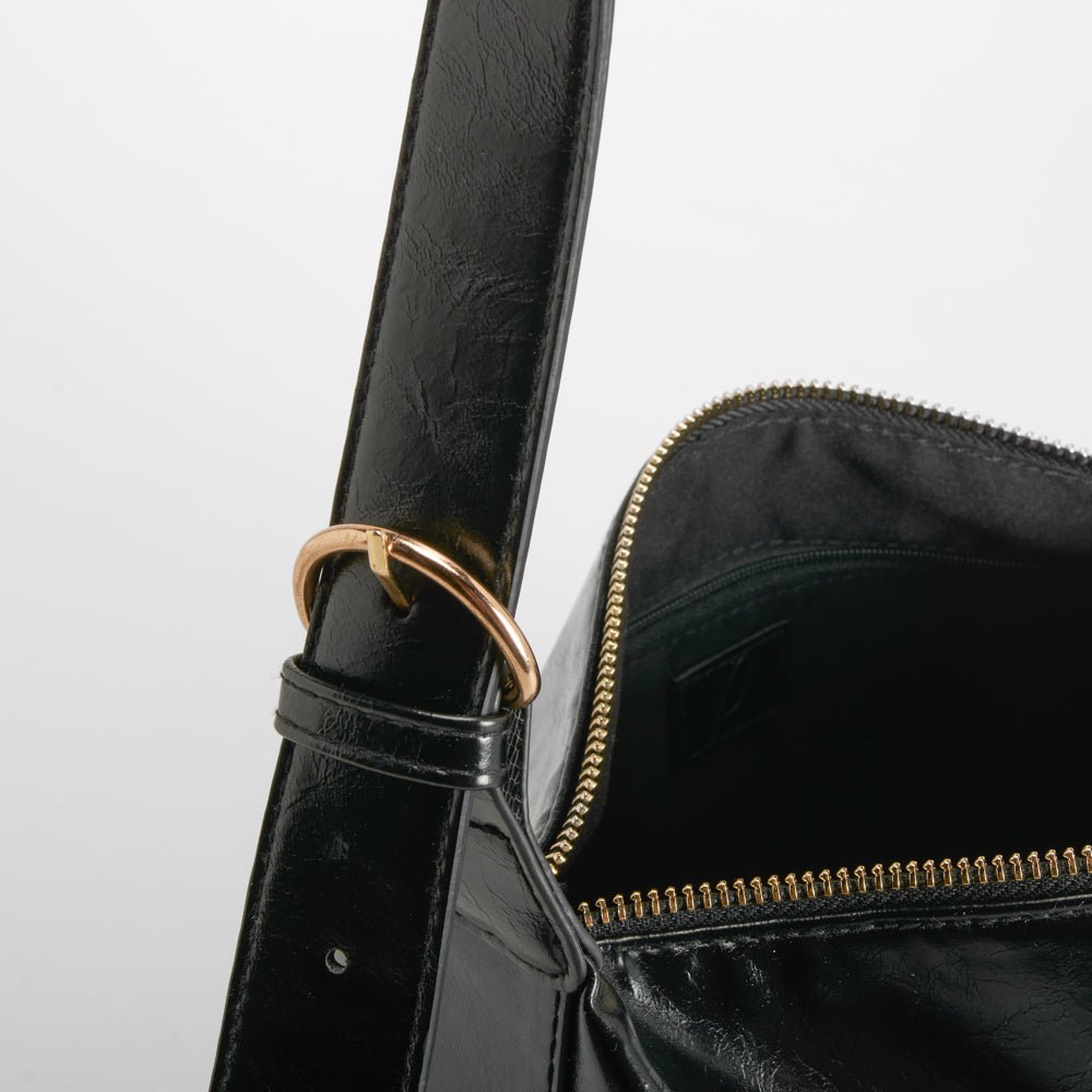 Bolso bandolera acabado brillo negro PICCOLA PIU