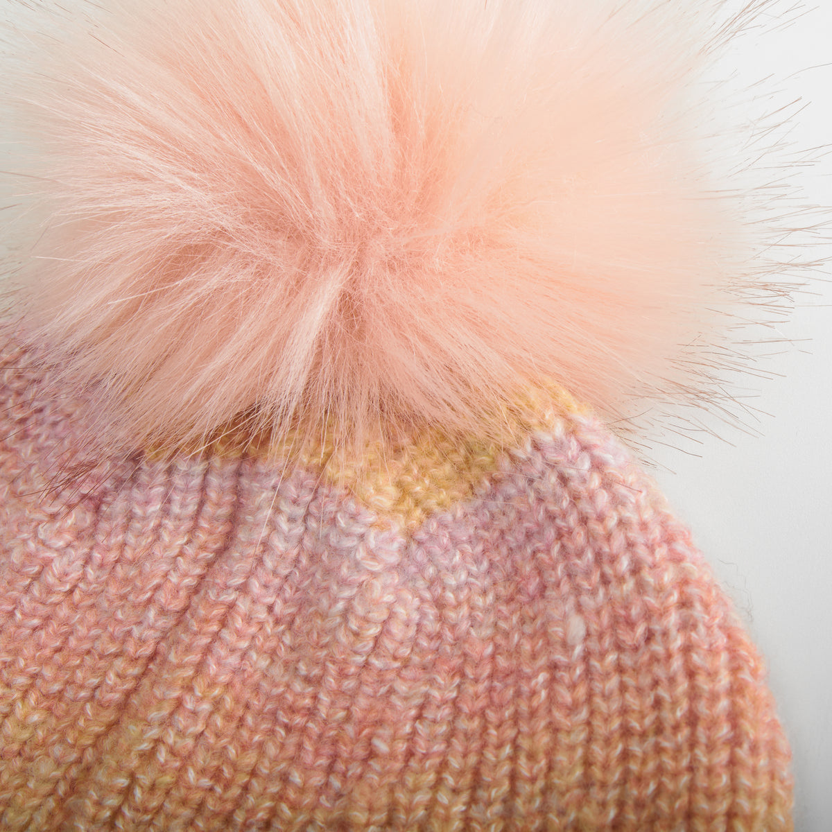 Gorro con pompón degradado multicolor MERKAL