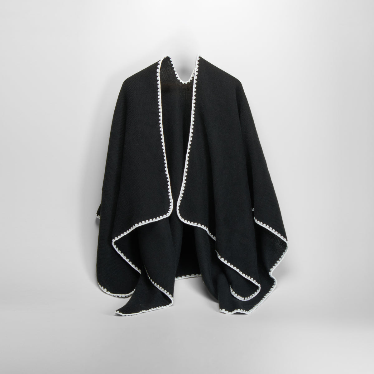 Poncho negro ribete beige PICCOLA PIU