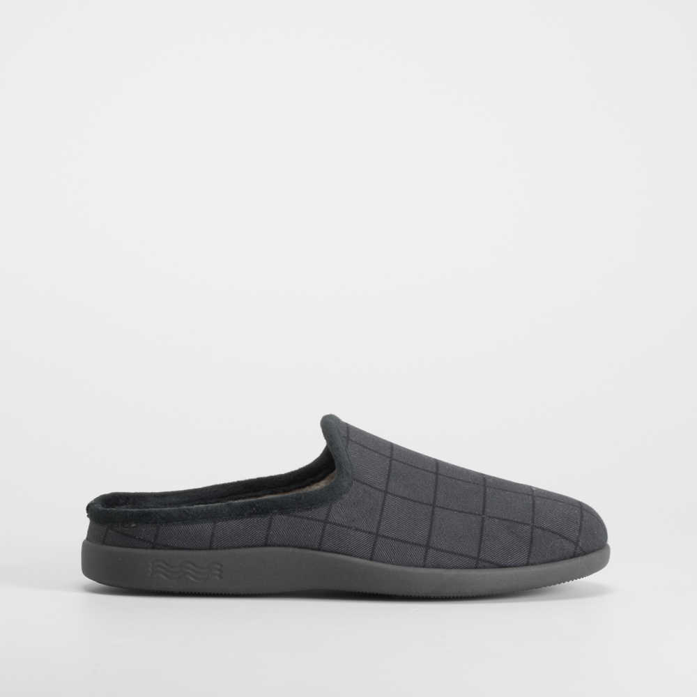 Zapatilla casa cuadros negra COMFEET - Talla: 46