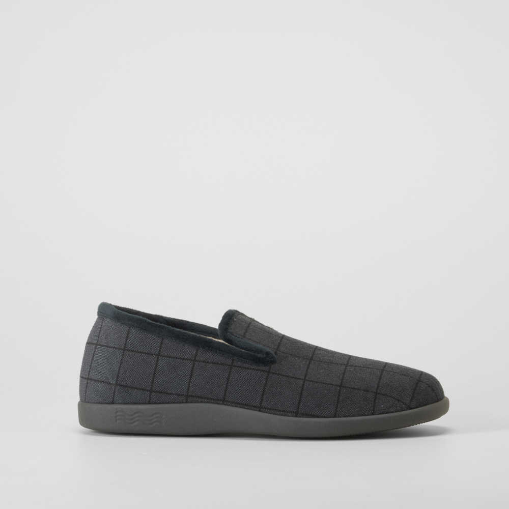 Zapatilla casa cerrada cuadros negra COMFEET - Talla: 44