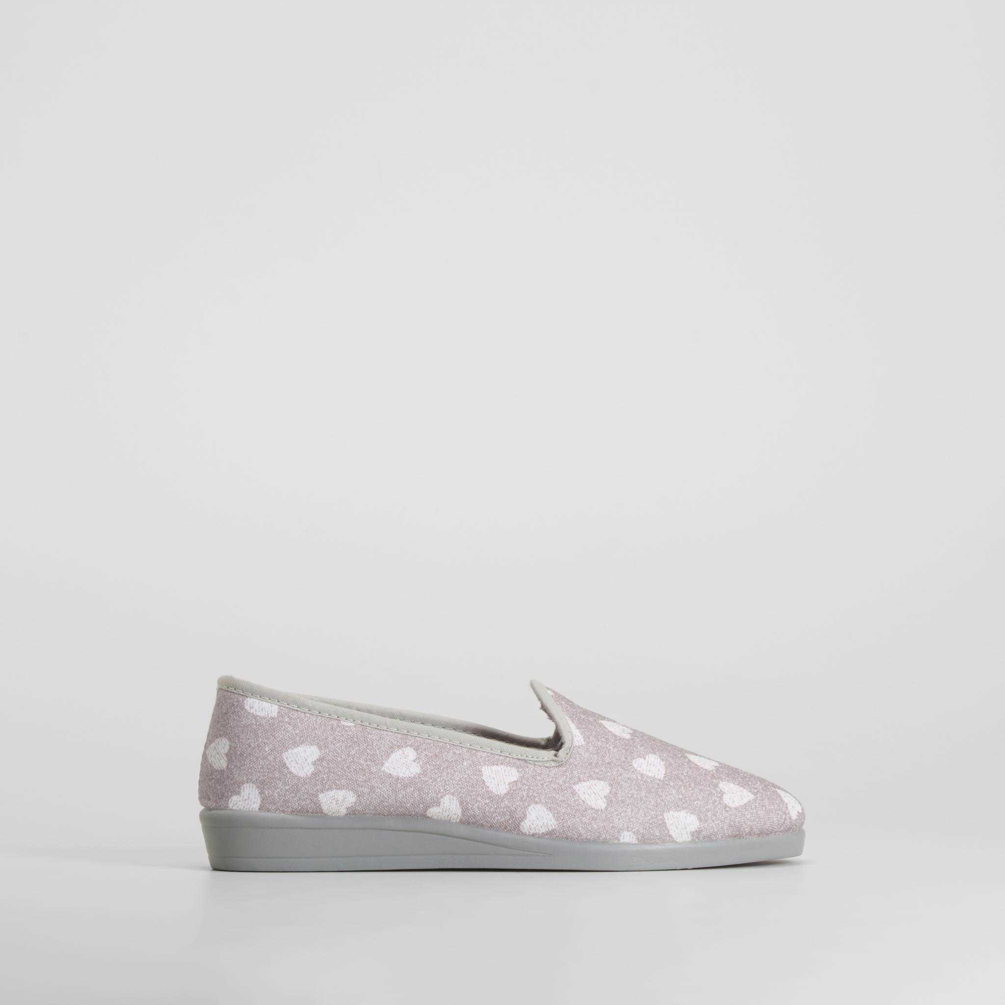 Zapatilla de casa cerrada corazones gris COMFEET - Talla: 36