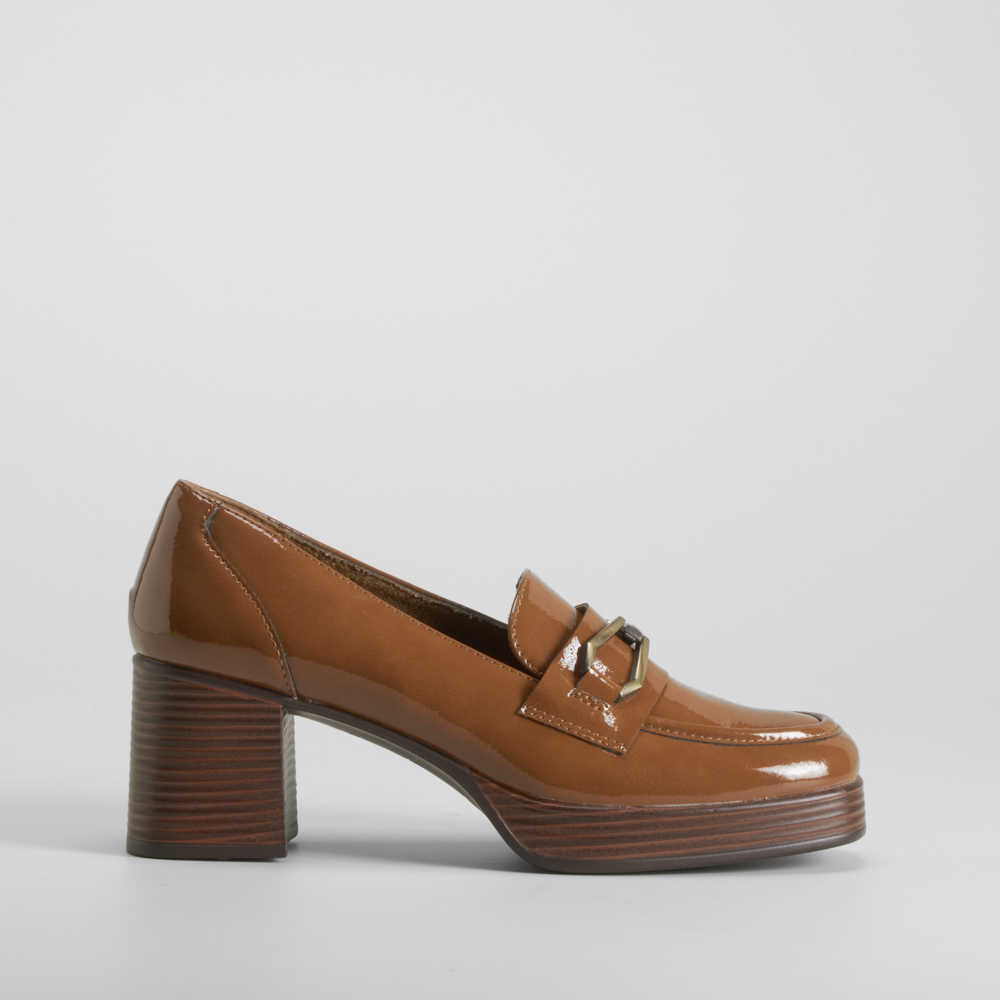 Mocasín tacón plataforma charol beige PICCOLA PIU - Talla: 40